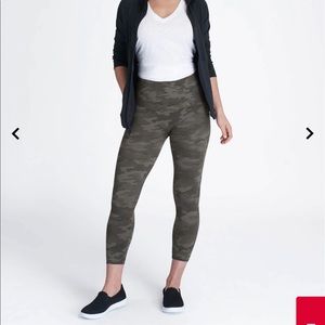 Spanx Look at Me Now Seamless Cropped Leggings Sage Camo Size M